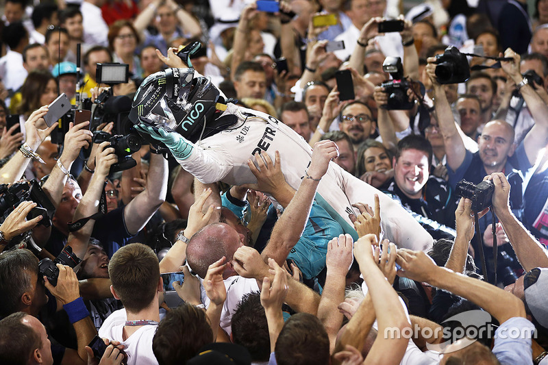 4. El segundo lugar y el campeón del mundo de Nico Rosberg, de Mercedes AMG F1, celebra