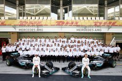 Lewis Hamilton, Mercedes AMG F1 y Nico Rosberg, Mercedes AMG F1 con todo el equipo