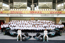 Lewis Hamilton, Mercedes AMG F1 en Nico Rosberg, Mercedes AMG F1 tijdens een groepsfoto