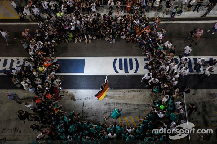 Nico Rosberg, Mercedes AMG F1, festeggia la vittoria del Campionato del Mondo con sua moglie e il team