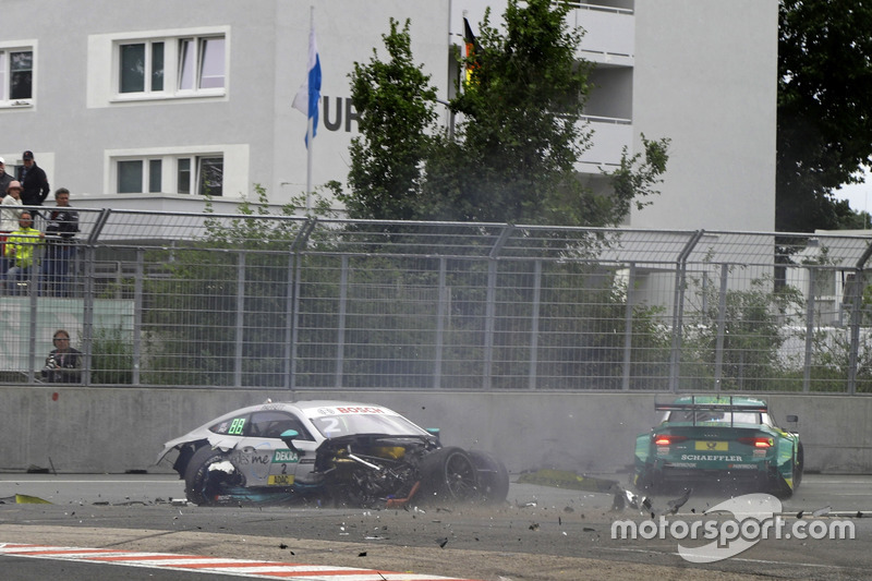 Choque de Gary Paffett, Mercedes-AMG Team HWA, Mercedes-AMG C63 DTM y Mike Rockenfeller, Audi Sport 