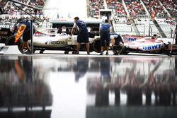 Felipe Massa, Williams FW40, Sergio Perez, Sahara Force India F1 VJM10, return to the pits