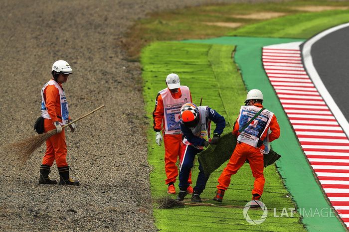 Los comisarios se encargan de reparar el astro turf