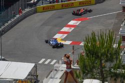 Una chica en bikini observa la acción de las prácticas