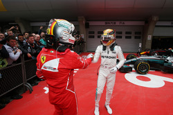 Sebastian Vettel, Ferrari félicite Lewis Hamilton, Mercedes AMG, dans le Parc Fermé