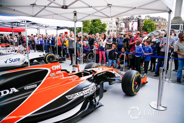 El McLaren MCL32 en el stand de los equipos