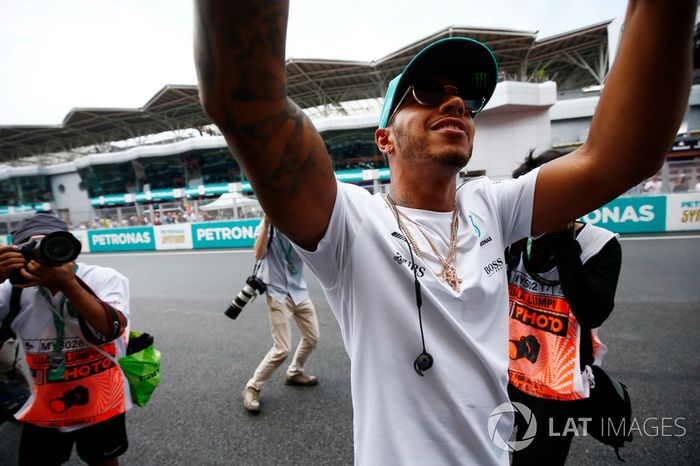 Lewis Hamilton, Mercedes AMG F1, con fans