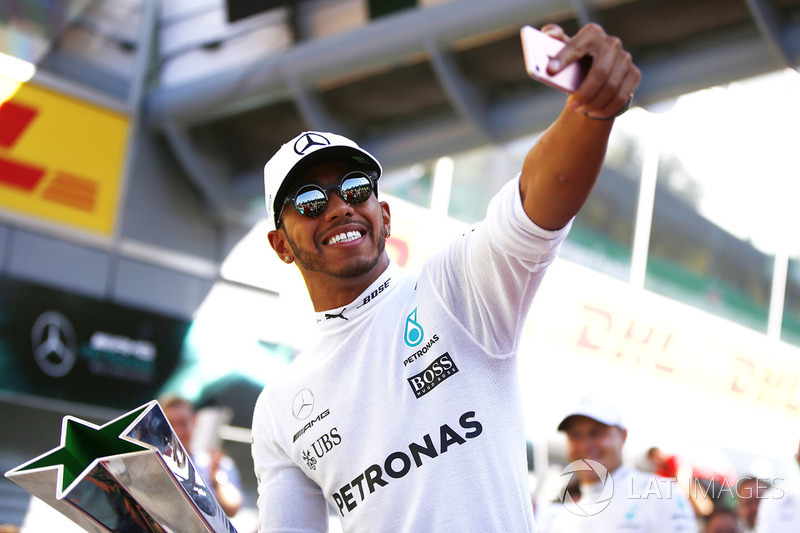 Race winner Lewis Hamilton, Mercedes AMG F1, celebrates, his team