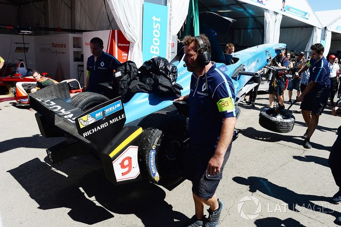 El coche dañado de Sébastien Buemi, Renault e.Dams, es llevado a pits después del choque