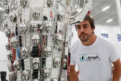 Fernando Alonso con el trofeo de Borg-Warner