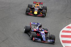 Daniil Kvyat, Scuderia Toro Rosso STR12; Max Verstappen, Red Bull Racing RB13