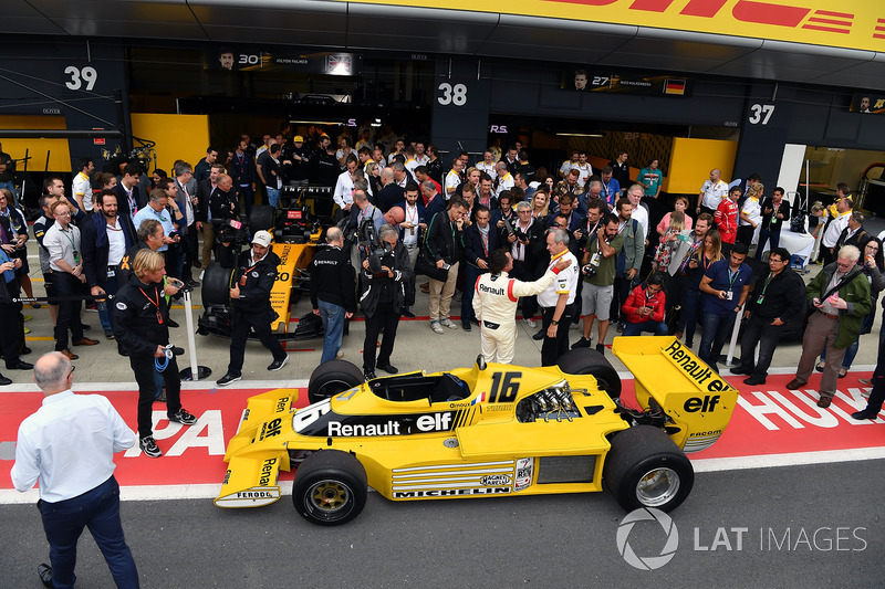 Jerome Stoll, Director of Renault Sport F1 and René Arnoux, Renault RS01