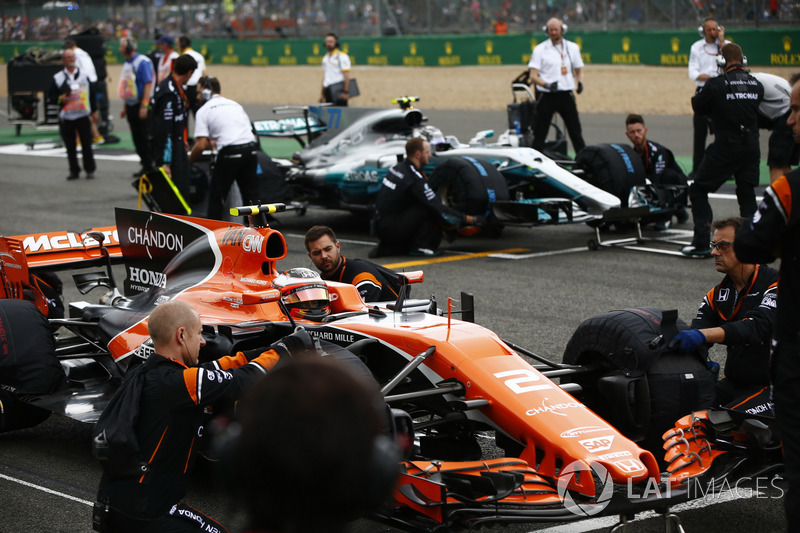 Stoffel Vandoorne, McLaren MCL32, se positionne devant Valtteri Bottas, Mercedes AMG F1