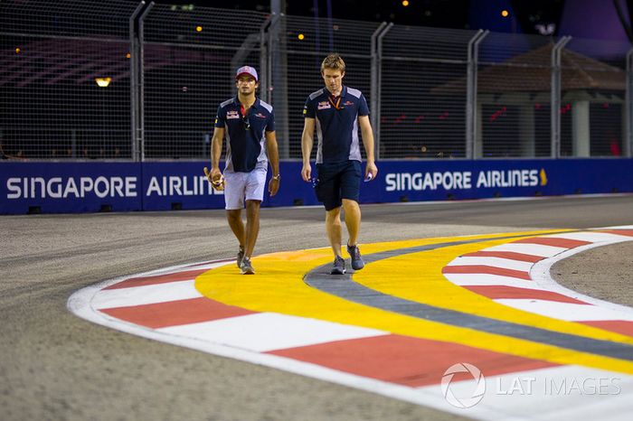 Carlos Sainz Jr., Scuderia Toro Rosso camina por el circuito