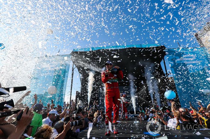 Lucas di Grassi, ABT Schaeffler Audi Sport, rocía la Champaña en el podio
