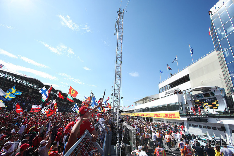 Fanáticos de Sebastian Vettel, ganador de la carrera Ferrari, segundo lugar de Kimi Raikkonen, Ferrari, tercer lugar Valtteri Bottas, Mercedes AMG F1, en el podio