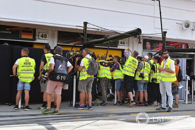 Los medios de comunicación y fotógrafos fuera del garaje de Robert Kubica, Renault Sport F1 Team RS17