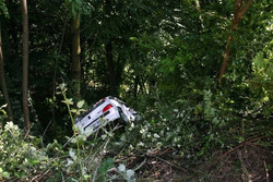 La Peugeot 106 uscita di strada dopo aver travolto la Postazione Fissa Commissari di Percorso numero