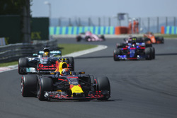 Max Verstappen, Red Bull Racing RB13, Lewis Hamilton, Mercedes AMG F1 W08, Carlos Sainz Jr., Scuderia Toro Rosso STR12
