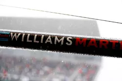 Un logo Williams dans les stands