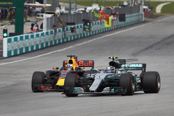 Valtteri Bottas, Mercedes AMG F1 W08, Daniel Ricciardo, Red Bull Racing RB13