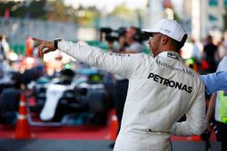 Lewis Hamilton, Mercedes AMG F1, celebra su pole position en parc ferme