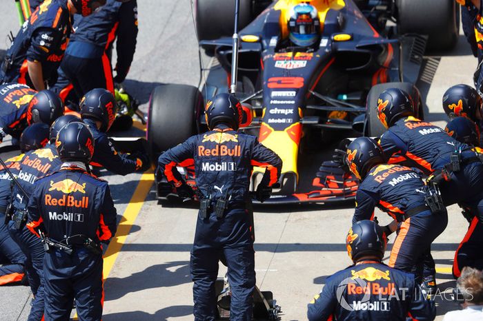 Daniel Ricciardo, Red Bull Racing RB13 pit stop