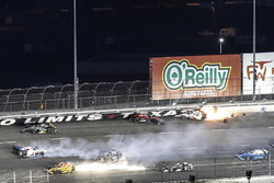 Crash impliquant Ryan Hunter-Reay, Andretti Autosport Honda, Tristan Vautier, Dale Coyne Racing Honda, Ed Jones, Dale Coyne Racing Honda, Ed Carpenter, Ed Carpenter Racing Chevrolet, JR Hildebrand, Ed Carpenter Racing Chevrolet, et Mikhail Aleshin, Schmidt Peterson Motorsports Honda