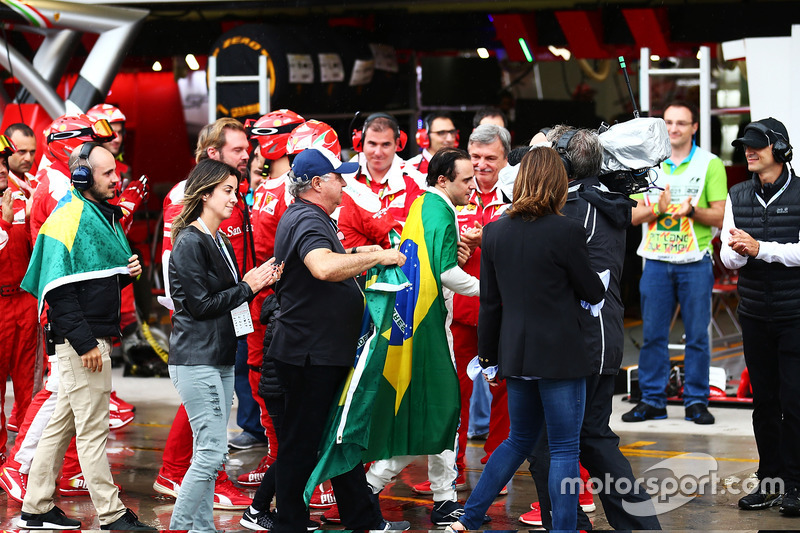 Felipe Massa, Williams aplaudido por Ferrari con su padre Luis Antonio Massa (BRA), esposa, Rafaela 