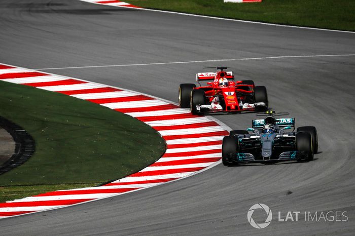 Valtteri Bottas, Mercedes-Benz F1 W08  y Sebastian Vettel, Ferrari SF70H