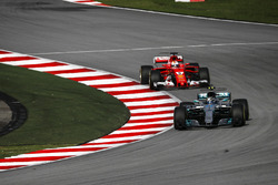 Valtteri Bottas, Mercedes-Benz F1 W08 ve Sebastian Vettel, Ferrari SF70H