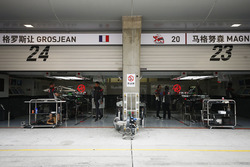 Les stands de Romain Grosjean, Haas F1 Team, Kevin Magnussen, Haas F1 Team