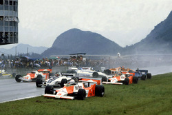 Стартовий завал за участю Андреа де Чезаріса, McLaren M29F-Ford Cosworth; Ектора Ребаке, Brabham BT4