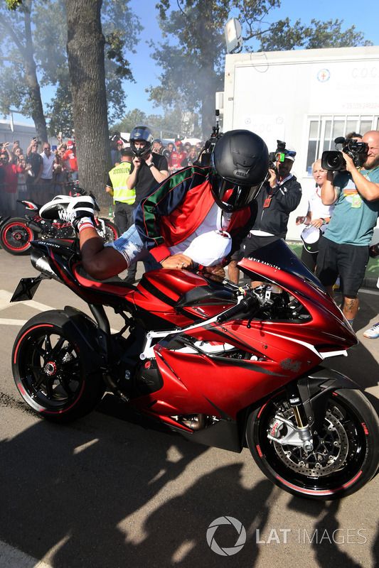 Lewis Hamilton, Mercedes AMG F1 llega en su moto