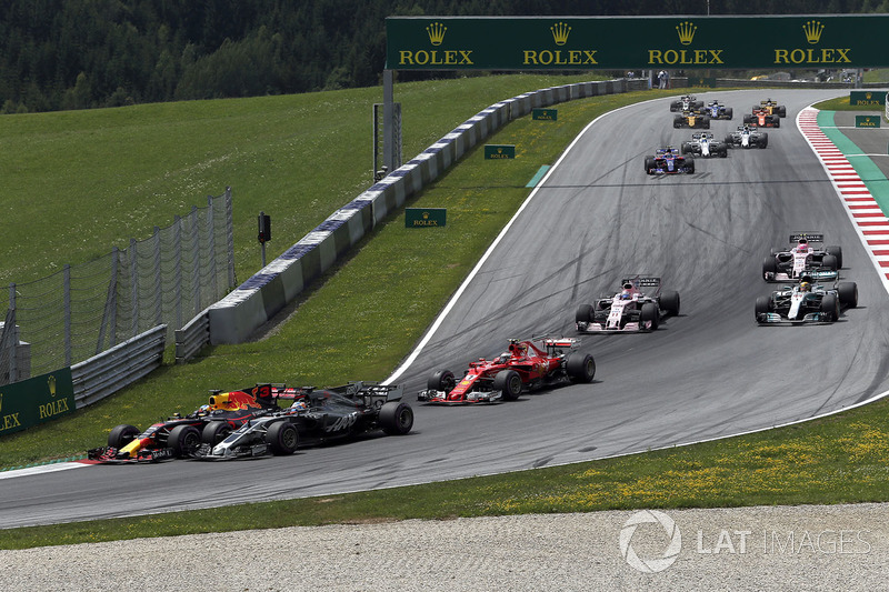 Ромен Грожан, Haas F1 Team VF-17, Даніель Ріккардо, Red Bull Racing RB13, боротьба за позицію на старті гонки