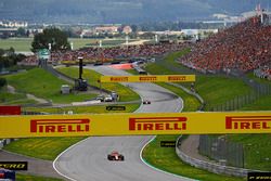 Stoffel Vandoorne, McLaren MCL32, Fernando Alonso, McLaren MCL32