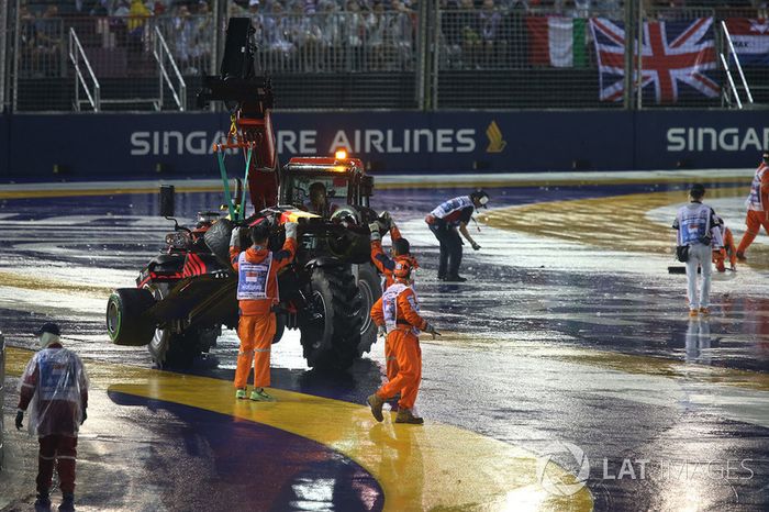 El coche chocado de Max Verstappen, Red Bull Racing RB13 es removido