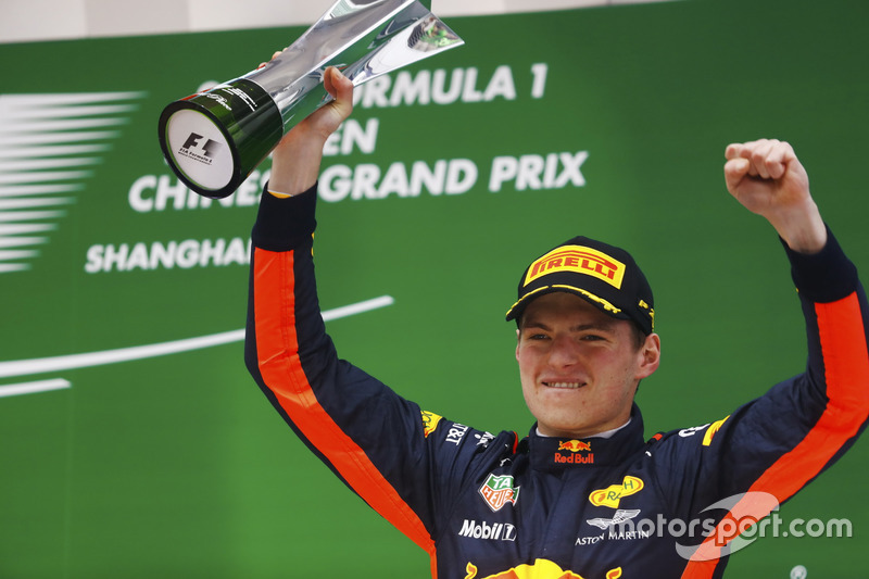 Max Verstappen, Red Bull Racing, avec son trophée sur le podium