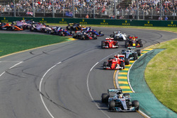 Lewis Hamilton, Mercedes AMG F1 W08, mène le peloton dans le premier virage