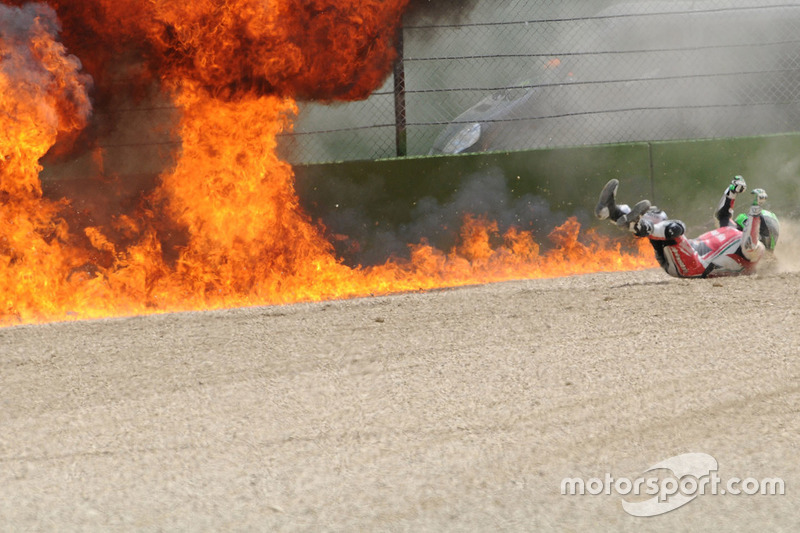 Feuer nach Crash: Eugene Laverty, Milwaukee Aprilia World Superbike Team