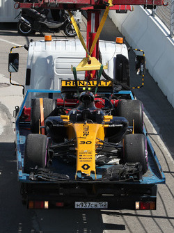 El coche chocado de de Jolyon Palmer, Renault Sport F1 Team RS17 es recuperado por oficiales de pist