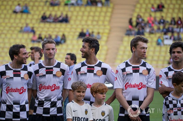 Mario Engel, Daniel Ricciardo, Red Bull Racing, Daniil Kvyat, Scuderia Toro Rosso, Carlos Sainz Jr., Scuderia Toro Rosso en el partido de fútbol World Stars