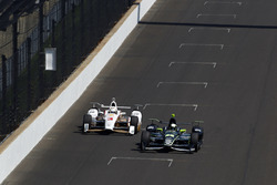Juan Pablo Montoya, Team Penske, Chevrolet; Helio Castroneves, Team Penske, Chevrolet