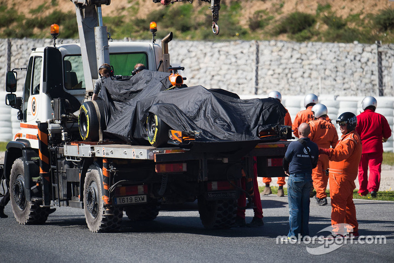 El McLaren MCL32 de Fernando Alonso es regresado a pits