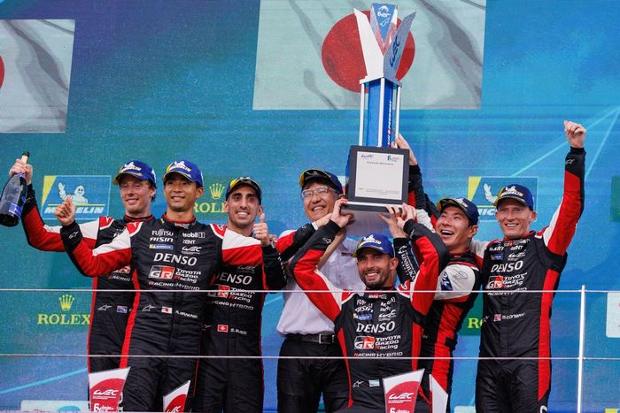 Podio: Ganador de la carrera #7 Toyota Gazoo Racing Toyota GR010 - Hybrid: Mike Conway, Kamui Kobayashi, José María López, segundo puesto #8 Toyota Gazoo Racing Toyota GR010 - Hybrid: Sébastien Buemi, Brendon Hartley, Ryo Hirakawa