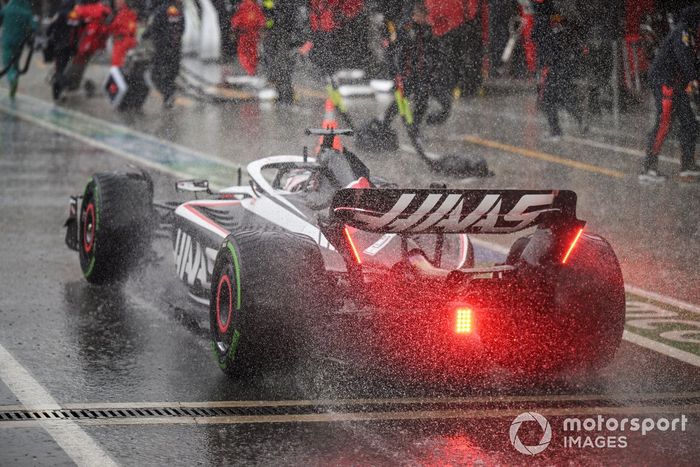 Kevin Magnussen, Haas VF-23, en boxes