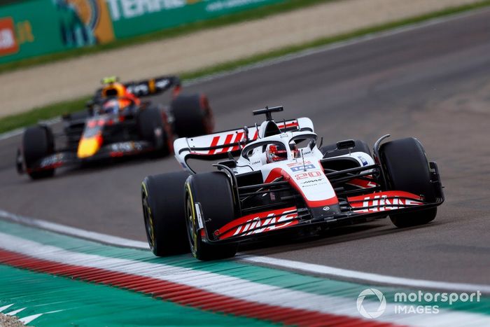 Kevin Magnussen, Haas VF-22, Sergio Pérez, Red Bull Racing RB18
