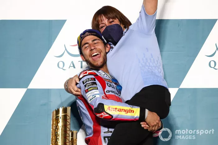 Podio: ganador Enea Bastianini, Gresini Racing y Nadia Padovani, dueña del equipo