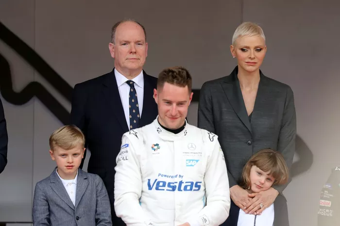 El Príncipe Alberto II y la Princesa Charlene de Mónaco con Stoffel Vandoorne, Mercedes-Benz EQ, EQ Silver Arrow 02