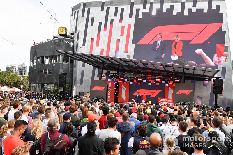Aficionados en el evento en la Federation Square